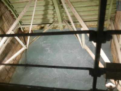 Nella parete di fronte a noi si apre un "balconcino" murato da un vetro che serve a proteggere da eventuali cadute. Sotto di noi scorre infatti il fiume cristallino
